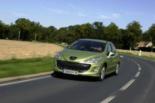 ... face à Peugeot 308 1.6 HDi FAP Premium - OPEL Astra, PEUGEOT 308