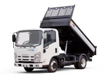 Un Isuzu Série N Evolution de 3,5 t, équipé d'une tribenne.
