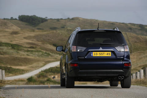 D.R. MITSUBISHI OUTLANDER DiD : Camper sur ses positions