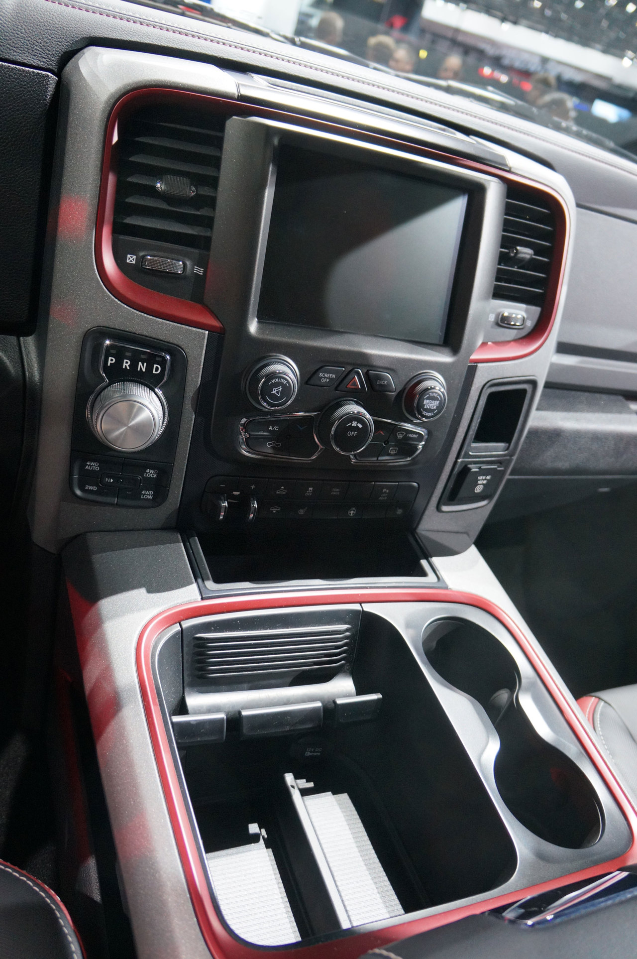 Outstanding Dodge Ram Rebel (2015) en direct de Detroit 1280 x 1926 · 497 kB · jpeg