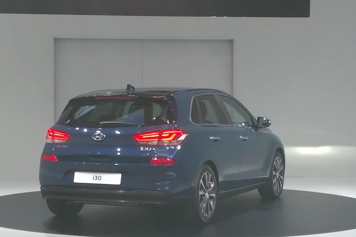 2016-nouvelle-hyundai-i30-bleu-001.jpg