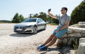 Julien Sarboraria se prend en photo devant la volkswagen arteon