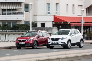 Peugeot 2008 rouge Allure roulant près d'un Opel Mokka X blanc 2017 vue avant gauche