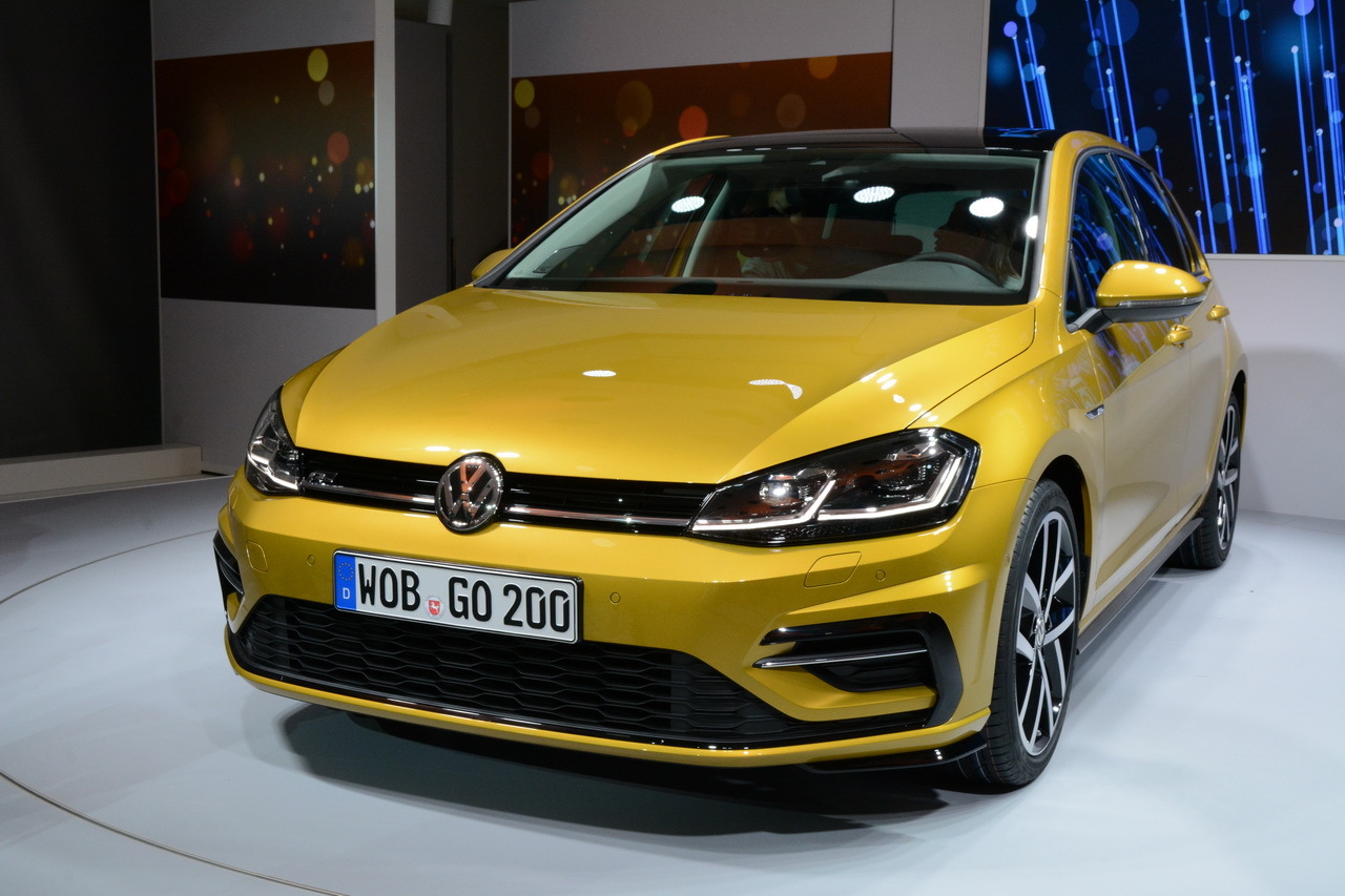 2017-volkswagen-golf-reveal-01.jpg