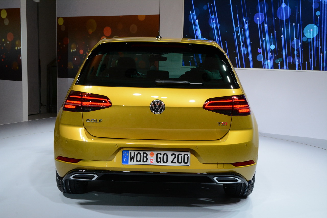 2017-volkswagen-golf-reveal-03.jpg
