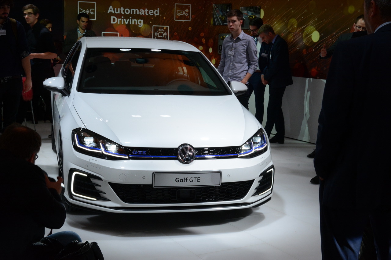2017-volkswagen-golf-reveal-08.jpg