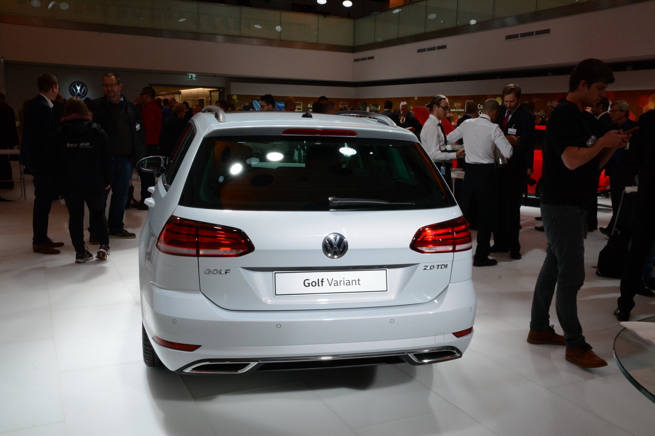 2017-volkswagen-golf-reveal-09.jpg