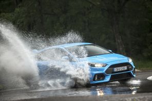 Ford Focus RS bleu Nitrous 2016 roulant dans une flaque d'eau