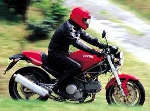 La nouvelle Ducati 620 Monster i.e. reste une moto de caractère à la polyvalence renforcée.