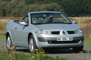 Pour toucher une clientèle plus large que la bourgeoise 307 CC, la Mégane se dote d'un "petit" moteur.