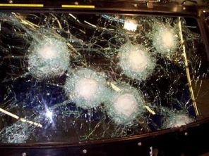 Sur le stand de Labbé S.A, un pare-brise blindé rescapé d'une attaque à l'arme lourde en Belgique
