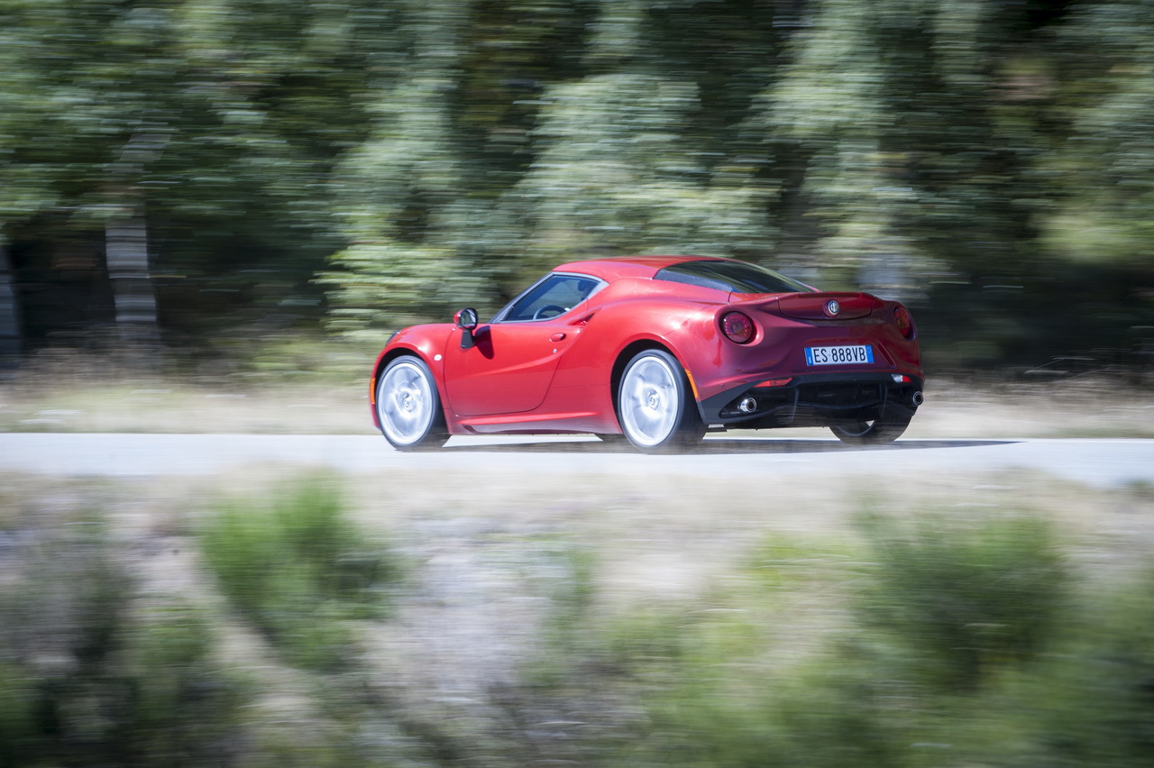 http://www.largus.fr/images/images/Alfa-Romeo-4C-40.jpg