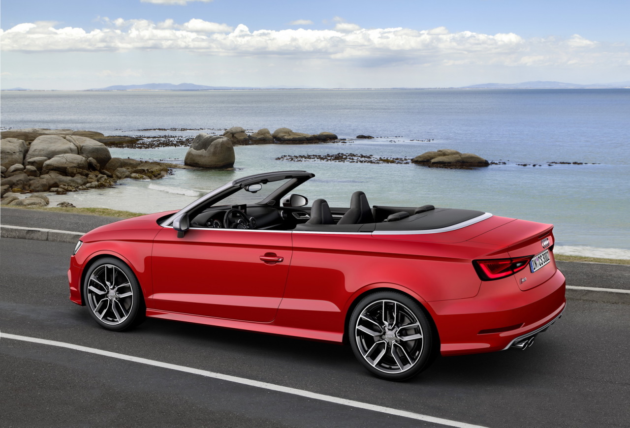 La capote en toile s'ouvre et se referme en 18 secondes. La manipulation est possible jusqu'à 50 km/h. Salon de Genève 2014 Audi A3 Cabriolet 300 ch pour l'Audi S3 Cabriolet (2014)