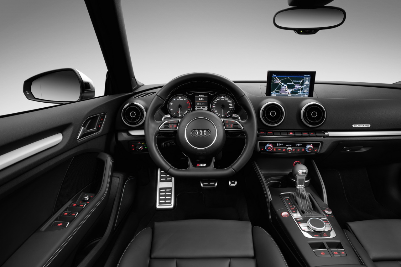 Le volant sport et le système de navigation feront partie de l'équipement de série. Salon de Genève 2014 Audi A3 Cabriolet 300 ch pour l'Audi S3 Cabriolet (2014)