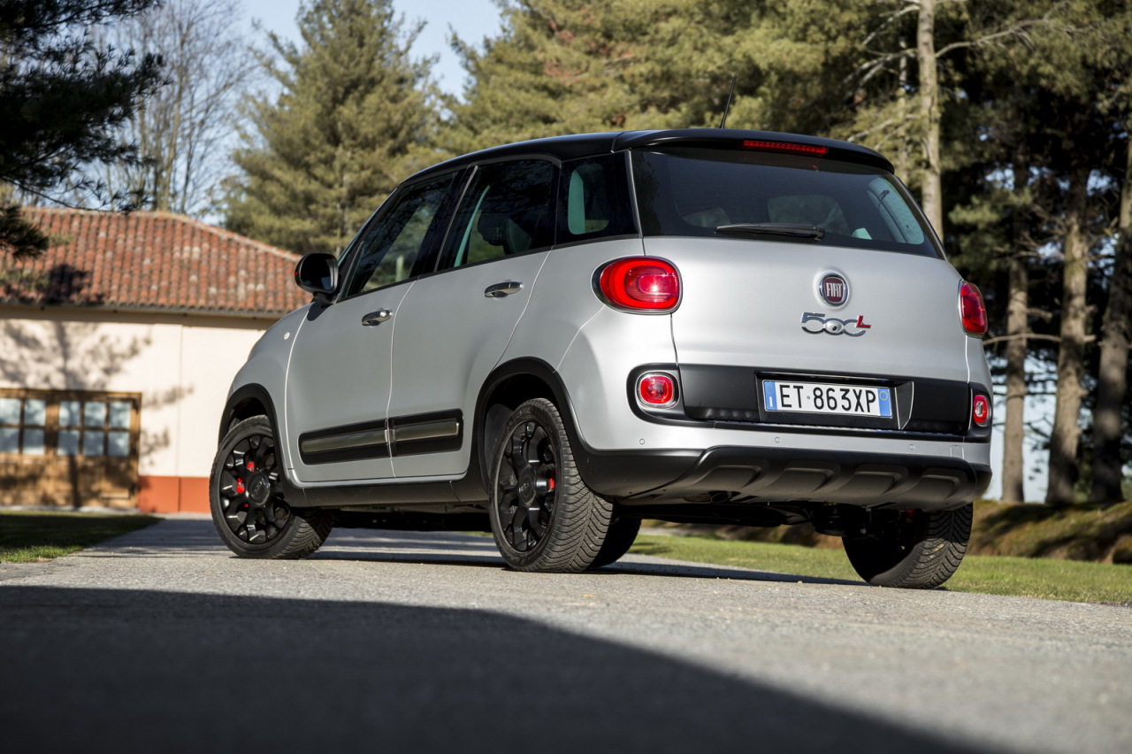 La Fiat 500L Beats Edition reçoit une peinture bi-ton et des jantes noires.