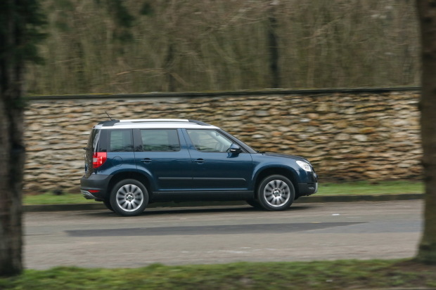 Le Skoda Yeti possède un design à part dans la catégorie des SUV grâce notamment à ses doubles optiques (avant restylage) et à sa partie arrière coupée à la serpe.