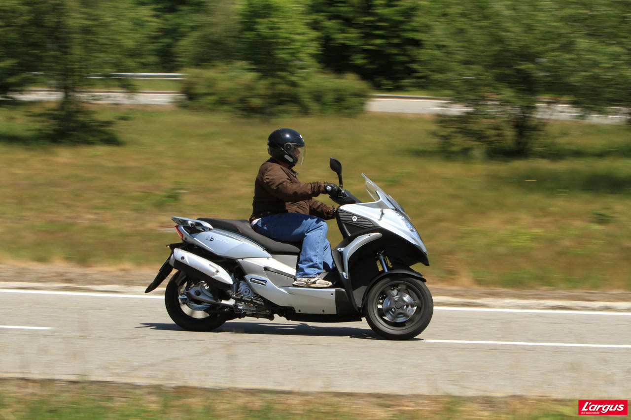 Quadro 3D : mieux que le Piaggio MP3 ?