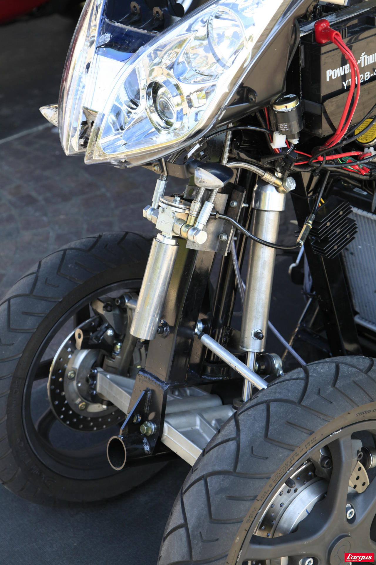 Quadro 3D : mieux que le Piaggio MP3 ?