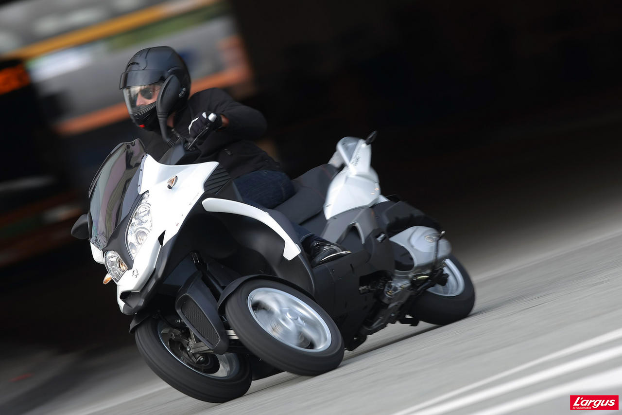 Quadro 3D : mieux que le Piaggio MP3 ?