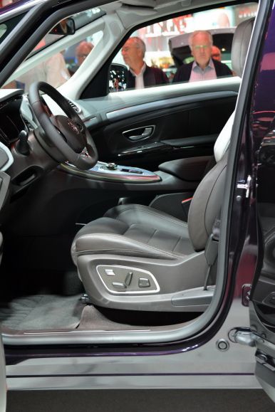 Le Renault Espace Initiale Paris met le paquet sur le
