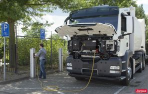 Le Metropolis est un camion électrique rechargeable. Son moteur thermique ne sert qu'à recharger les batteries.