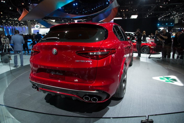 alfa-romeo-stelvio-suv-2016-04.jpg?quali