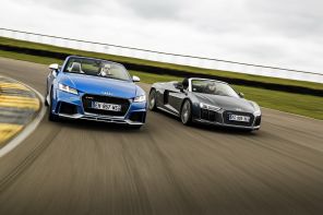 Audi TT RS Roadster bleu et Audi r8 V10 Spyder grise sur circuit vue avant