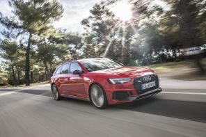 Audi RS4 Avant rouge travelling avant droit