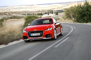 Audi TT RS 2016 rouge coupé roulant sur une route vue avant gauche