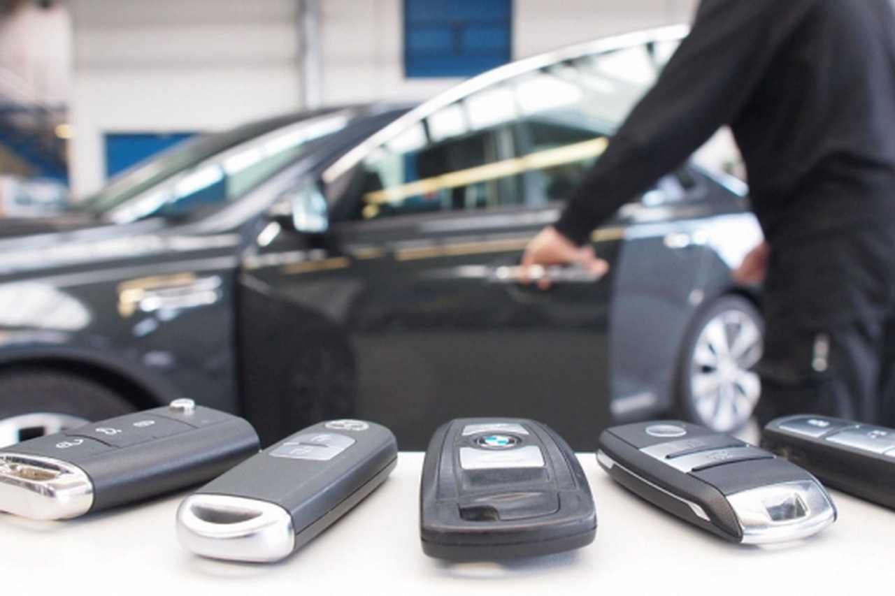Cell phone blocker car | High Power Car Remote Control Jammer (270MHZ/ 315MHz/ 390MHZ/433MHz, 50 meters)