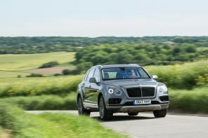 5,14 m de long, 2 m de large : sur les petites routes le Bentayga occupe tout l'espace !