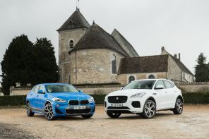 BMW X2 bleu vs Jaguar E-Pace blanc statique avant