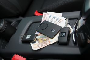 clé de voiture et billets