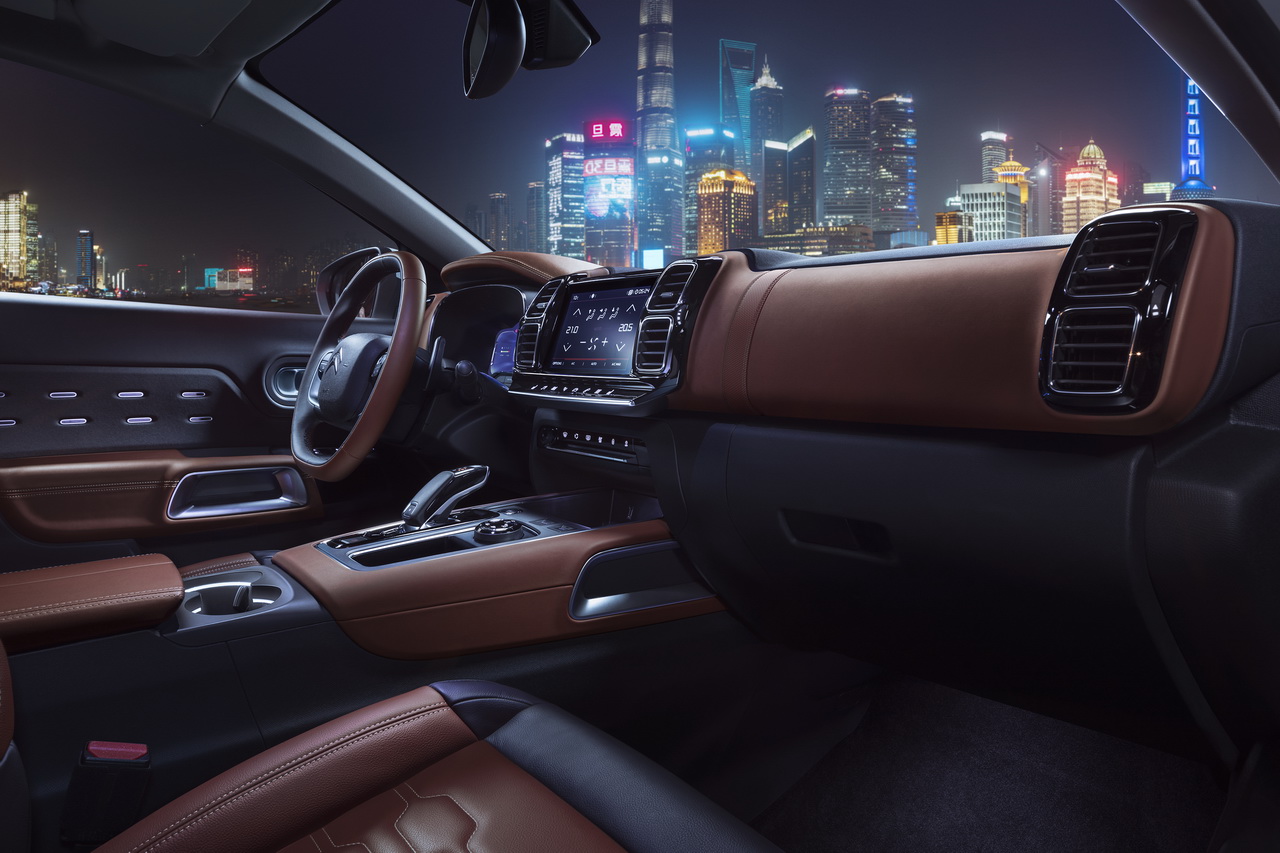 [Image: cl-17-037-006-redimensionner.jpg]