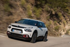 Citroen C4 Cactus blanc travelling avant gauche