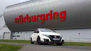 Honda Civic Type R 2015 blanche garée devant une enseigne Nurburgring vue avant droite