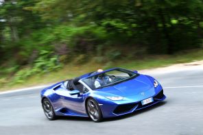 3/4 avant dynamique Lamborghini Huracan Spyder bleu