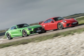 Porsche 911 GT3 rouge vs Mercedes-AMG GT R verte vue avant droite sur circuit