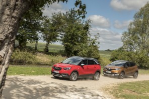 Renault Captur orange et opel Crossland X rouge roulant dans un chemin vue avant gauche