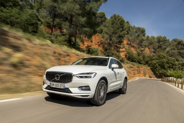 traveling 3/4 avant Volvo XC60 T8 Twin Engine
