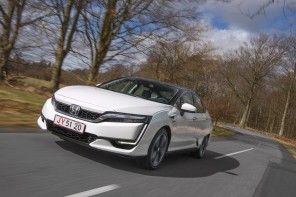 Travelling AV Honda Clarity Fuel Cell 2017