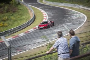 Honda NSX rouge 2017 sur circuit vue avant gauche