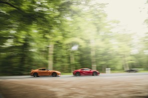 Honda NSX 2017 rouge et Nissan GT-R orange se suivant sur une route