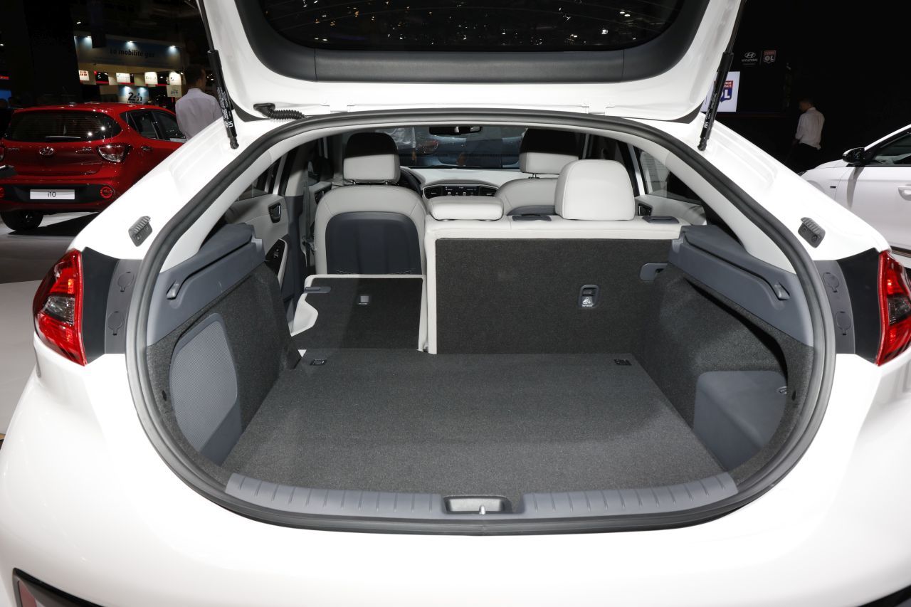 Toyota Prius vs Hyundai Ioniq : le match des hybrides ...