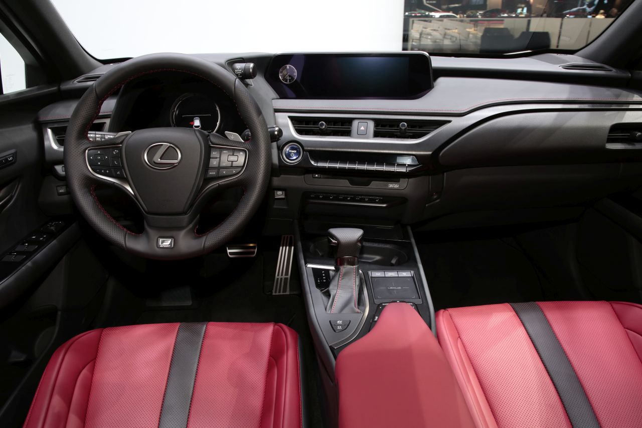 lexus-ux-ac-geneve18-006.jpg
