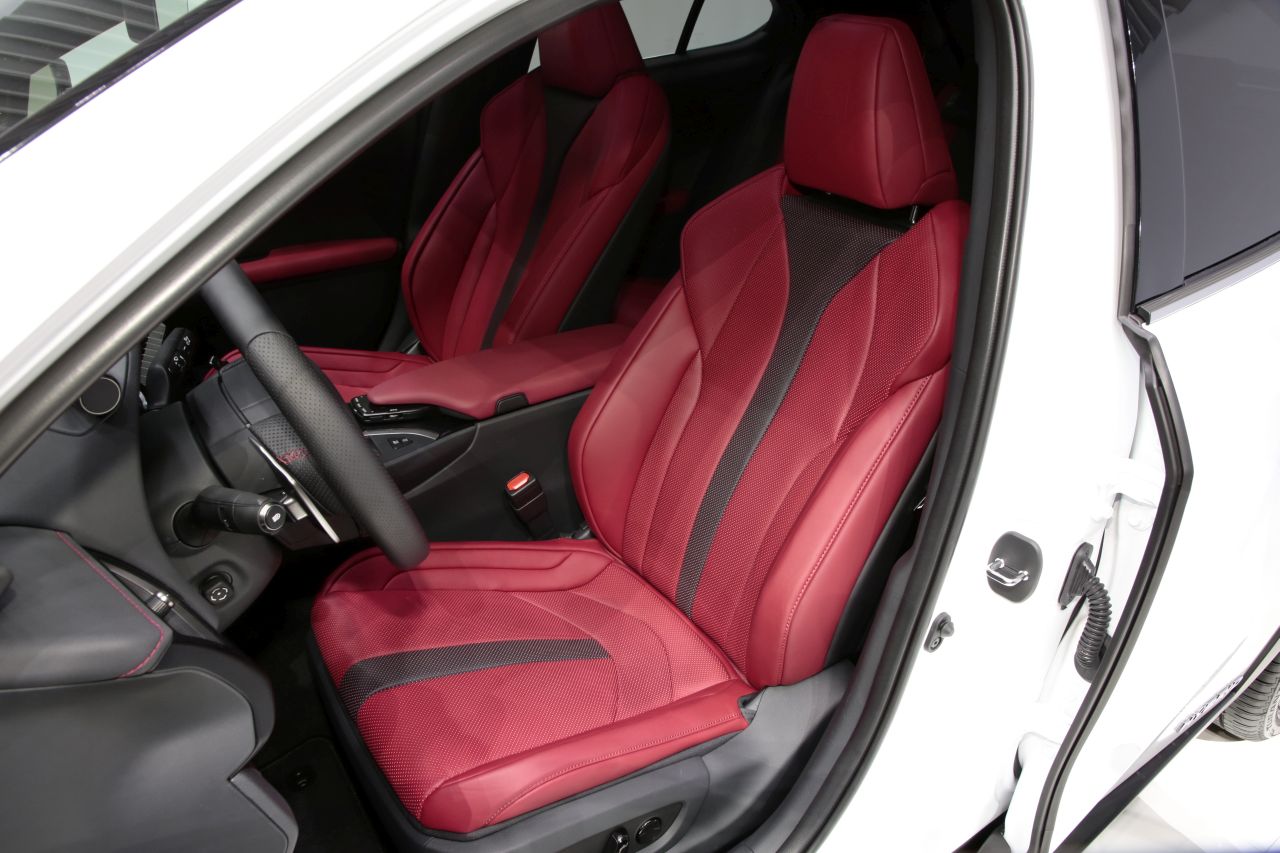 lexus-ux-ac-geneve18-009.jpg