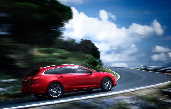 vue latérale en action de la Mazda 6 Wagon 2.2D