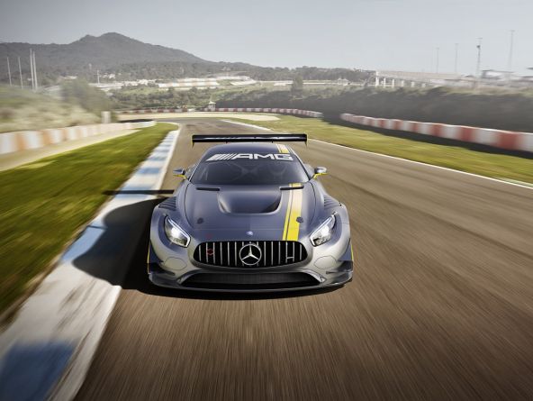 vue avant Mercedes AMG GT3 sur circuit