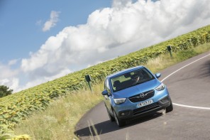 Opel Crossalnd X bleu pleine face en virage