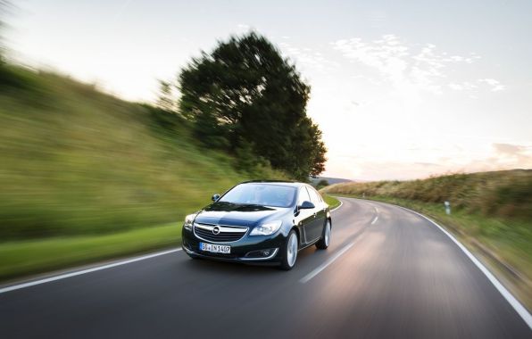 Vue avant roulante de l'Opel Insigna 2.0 CDTI (2015)
